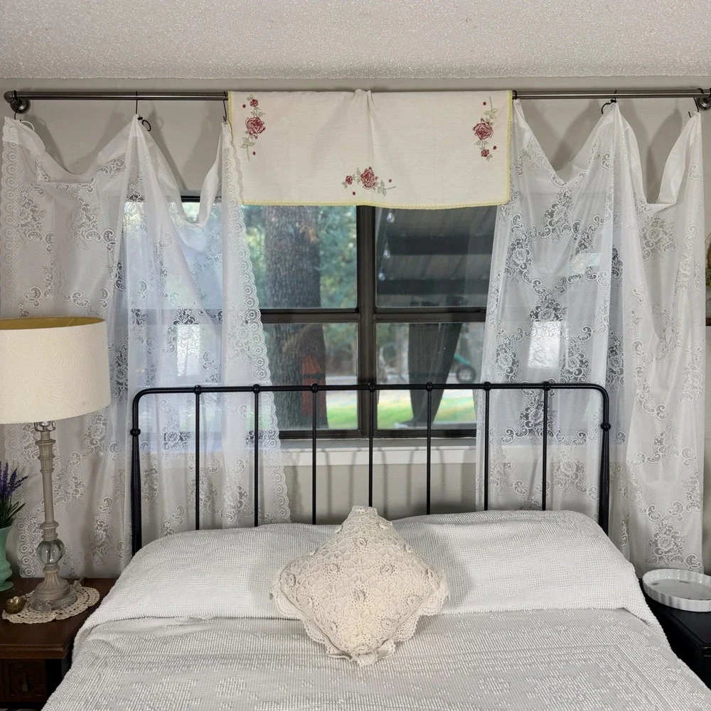 Vintage White Chenille Bedspread Double Queen Medallion Candlewick Spread Fringe